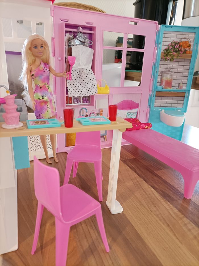 Jolie maison Barbie + 1 barbie + 2 tenues + meubles et accessoires - photo numéro 2