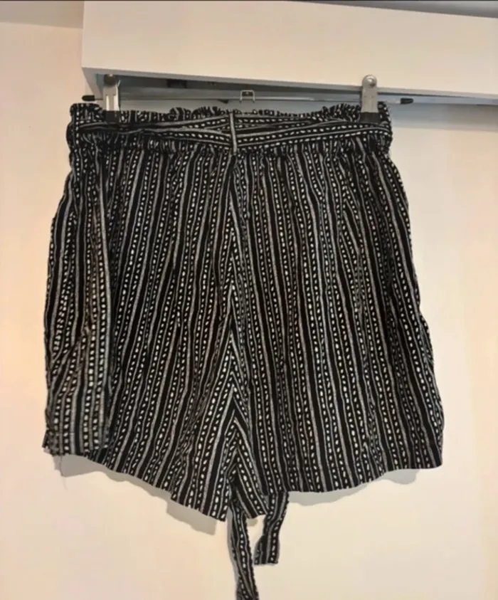 Short noir à motifs graphiques ceinture intégrée – taille S - photo numéro 4
