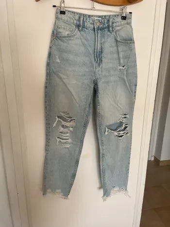 Jean mom troué Bershka