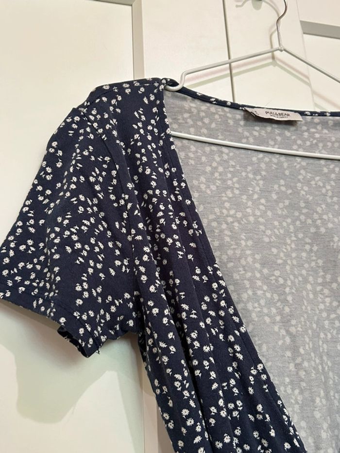 672 – robe cache-cœur à manches courtes bleu marine et fleurie blanche Pull&Bear - photo numéro 2