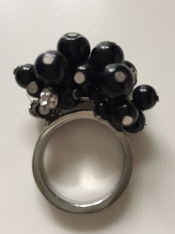 bague fantaisie grappe perles noires et strass