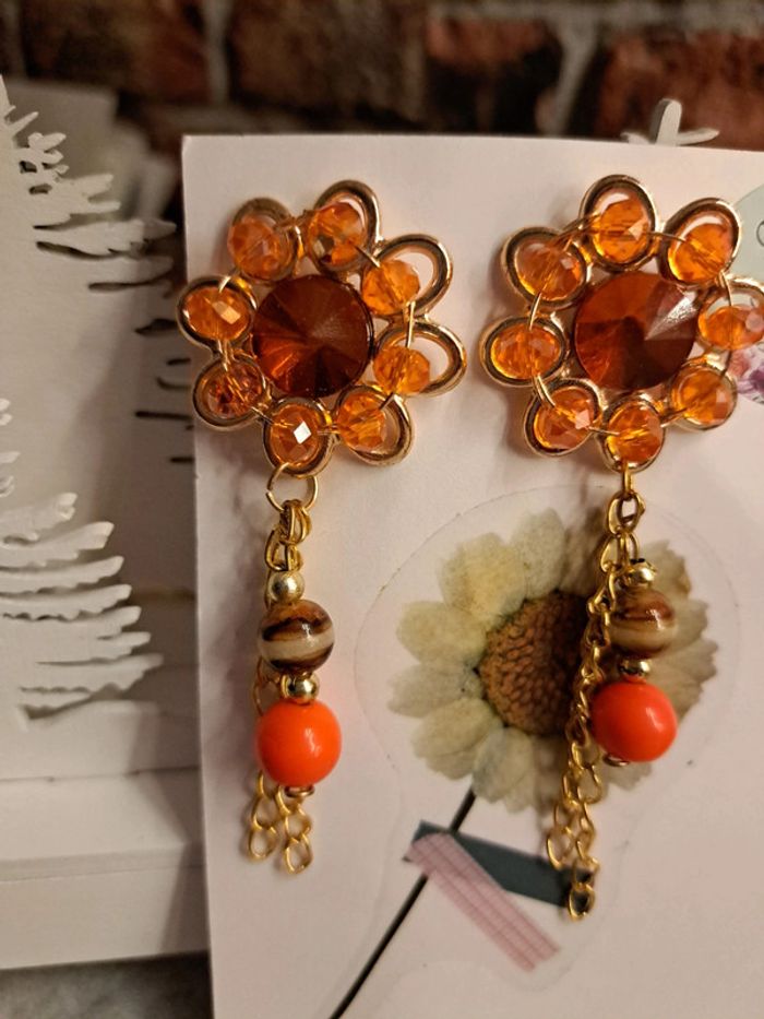 Boucles d'oreilles pendante strass orange avec perles - photo numéro 4