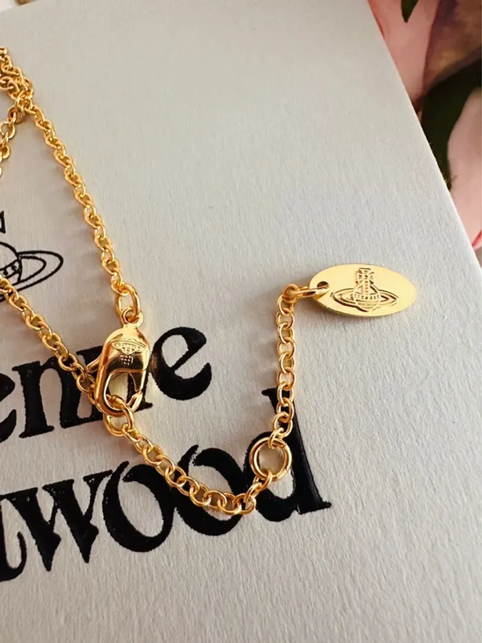🍓 Collier Vivienne Westwood – Fraise émaillée rouge et verte avec logo doré 🍓 - photo numéro 6