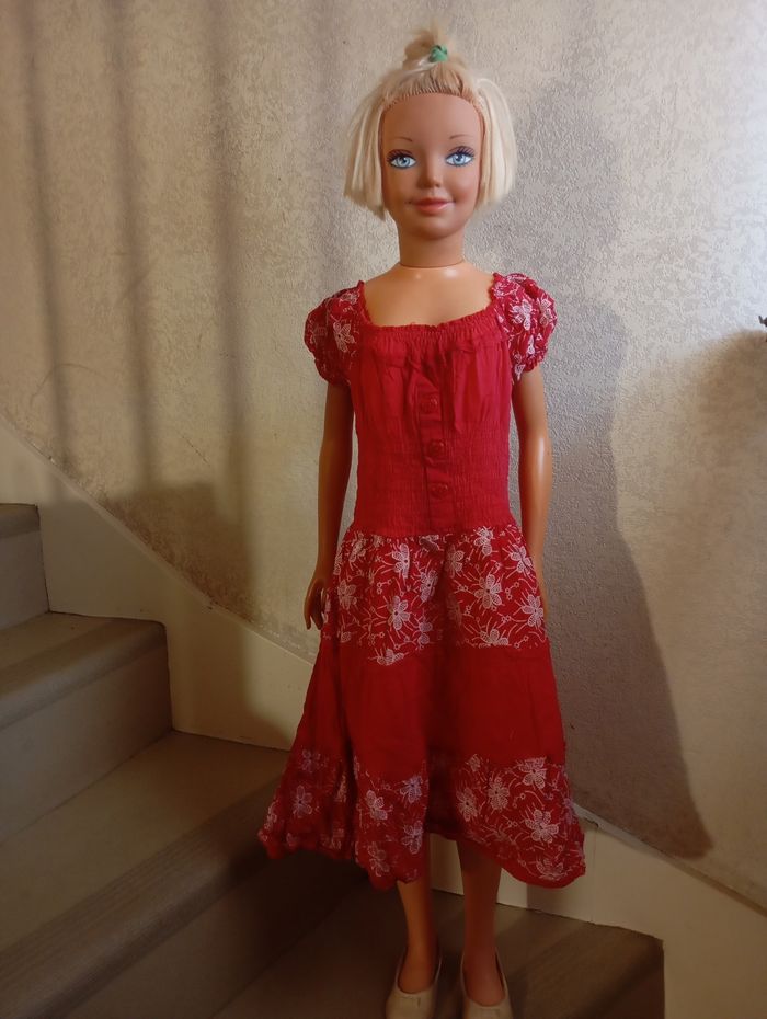 Robe rouge et broderie blanche . 12 ans . Côte n et polyester .. Très bon état.