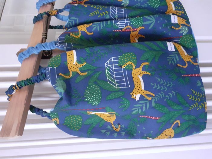 Bavoirs - Lot de 4 Serviettes de cantine maternelle élastiquées: Jungle jaguar bleu (R4/2025) - photo numéro 2