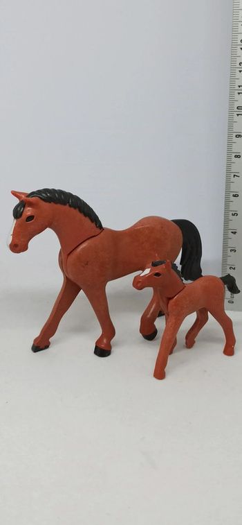 Cheval marron foncé avec poulain playmobil