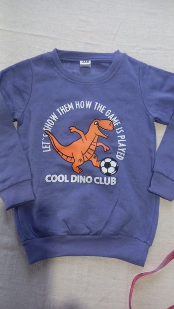 Sweat Dino au foot 116 cm neuf
