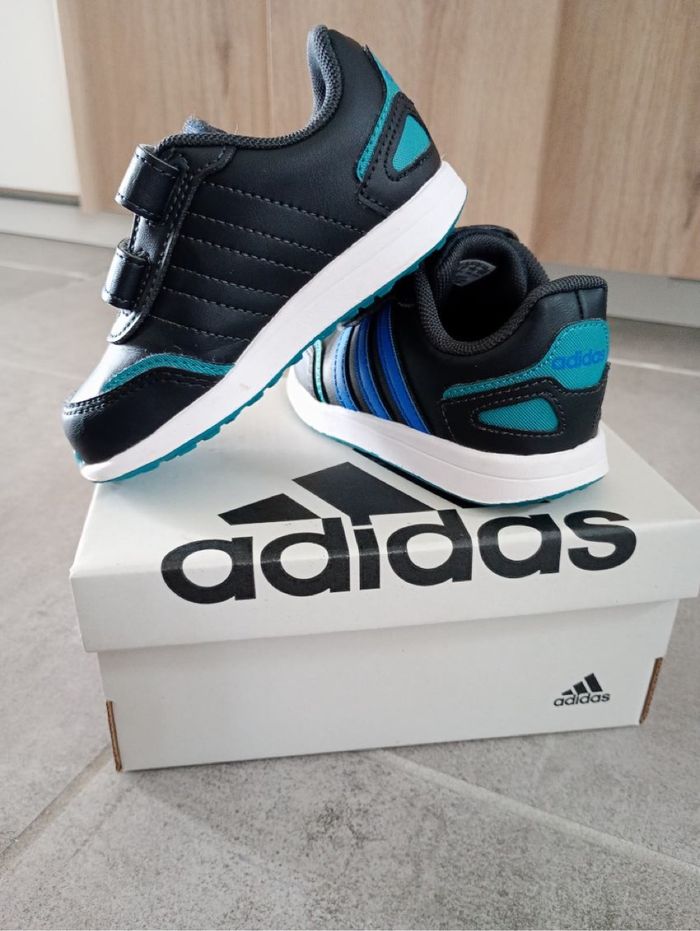 Baskets adidas Bebe taille 22 noires et bleues