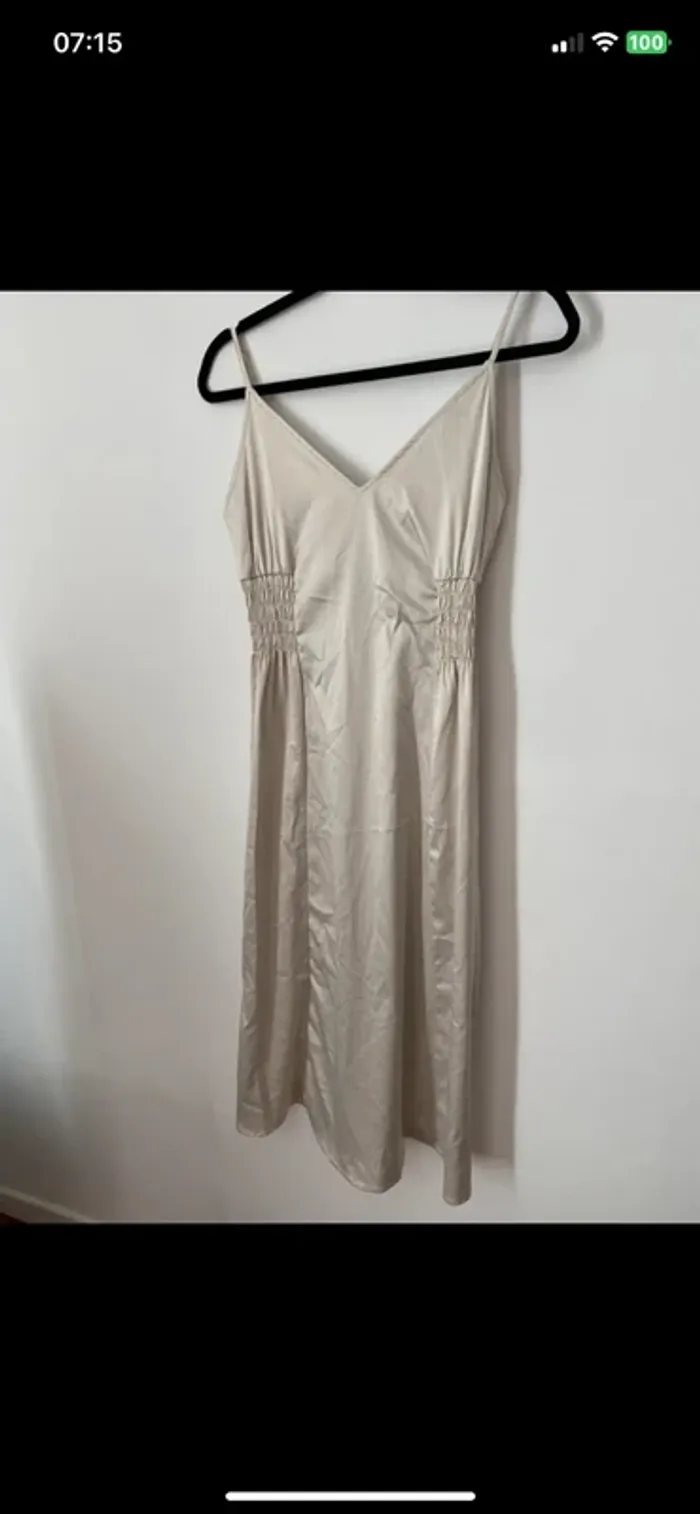 Robe longue satinée crème