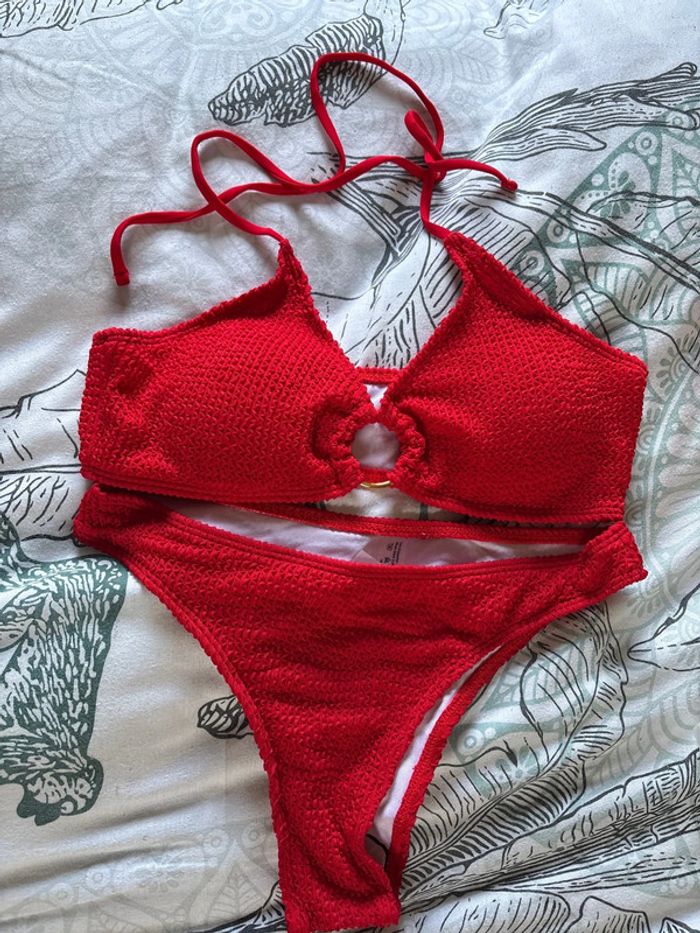 Bikini rouge avec jupe transparente Shein