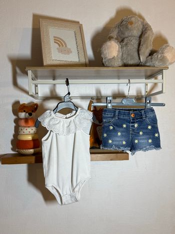 🌼 Ensemble bébé bodie col brodé & short en jeans fleuri • 6/9 mois 🌼