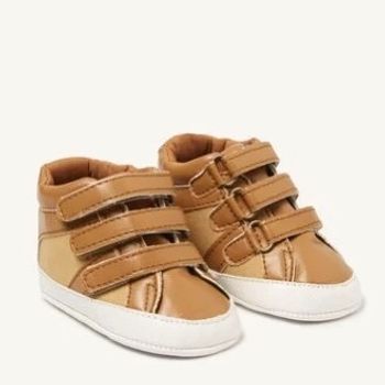 Les chaussons marrons à scratchs  tape à l’œil