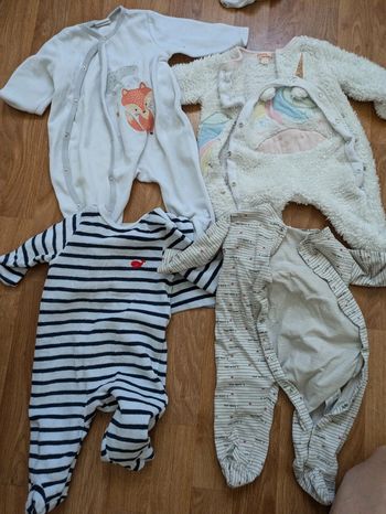 Lot de 4 pyjamas /dors bien