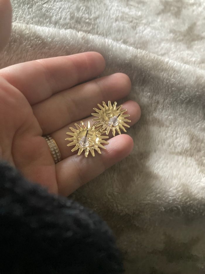 Boucles d’oreilles ☀️ NEUVES pour femme en forme soleil couleur doré - photo numéro 5