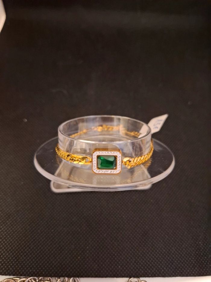 Bracelet acier inoxydable neuf avec etiquette pierre verte et oxyde de zirconium blanc.