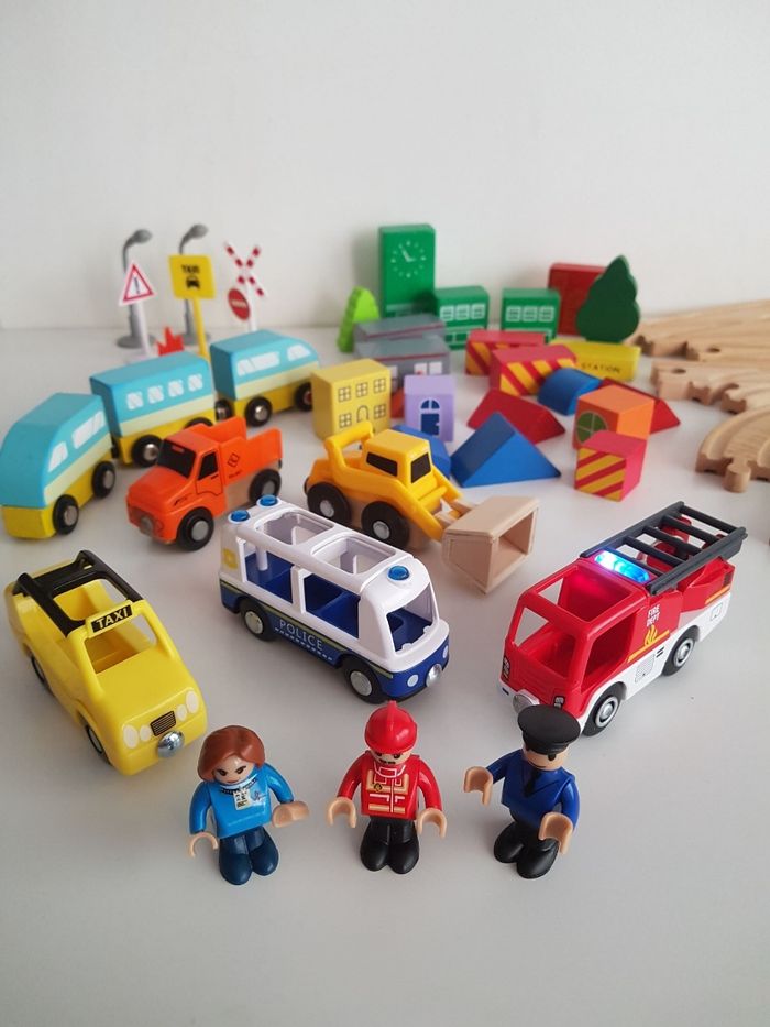 Véhicules city et circuit de train en bois - photo numéro 6