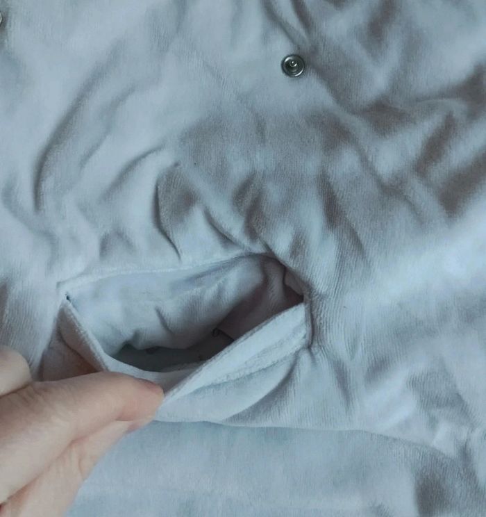 Nid d ange combinaison toute douce 0-3 mois en très bon état. Avec trou pour Cosi 😊 - photo numéro 2