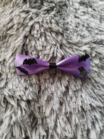 Pince à cheveux violette et chauve souris