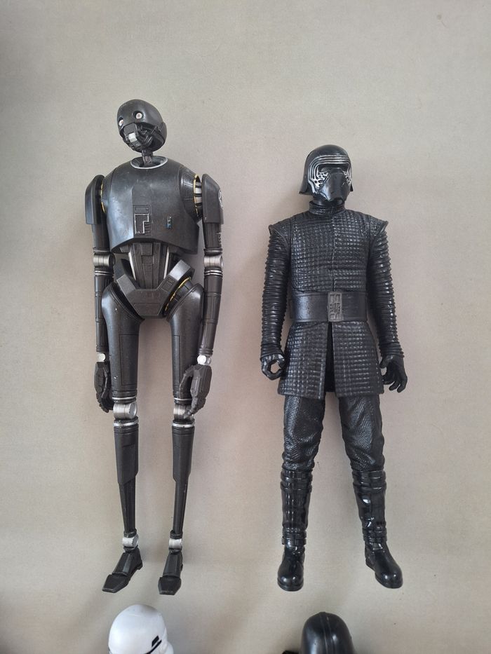 lot de 6 figurines Star Wars, 5 grandes et une géante de 50 cm .
-Death Trooper
-K-2SO
-Kylo Ren x 2
-Stormtrooper
-Dark Vador - photo numéro 3
