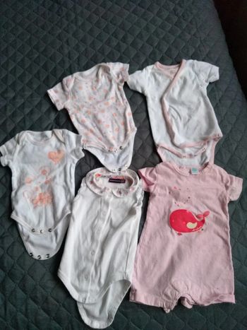 Lot de 4 bodies (1 sergent major, 1dpam et 2 sans marques) et 1 barboteuse (tex) taille 3 mois