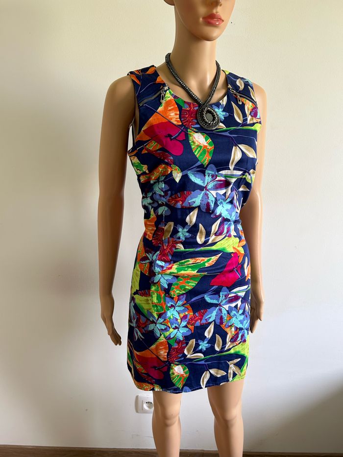 Robe bleue marine et fleurie sans manches Lavand taille M TBE - photo numéro 2