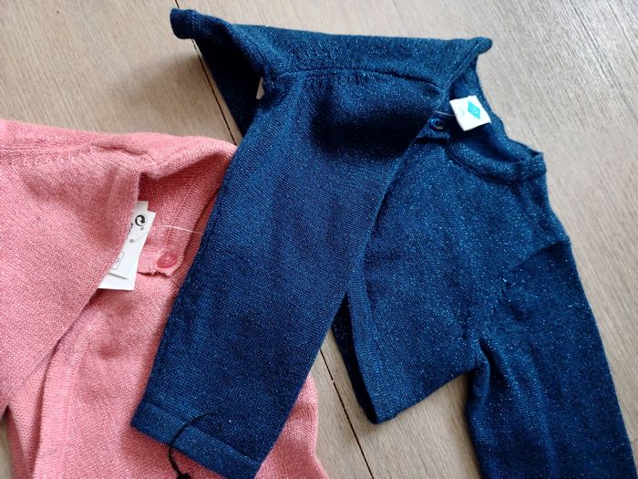 Lot de 2 gilets neuf 12 mois - photo numéro 7