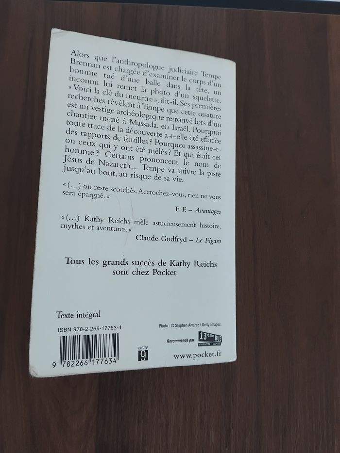 Roman policier à tombeau ouvert Kathy reichs - photo numéro 2
