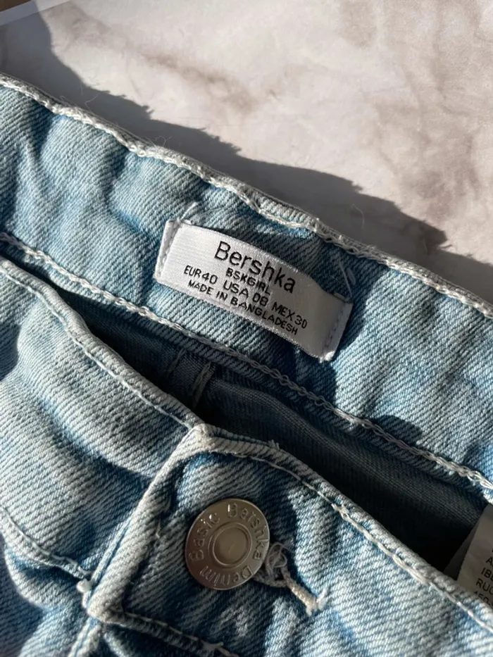 Bershka - Jupe en jean bleu clair avec ceinture - photo numéro 3