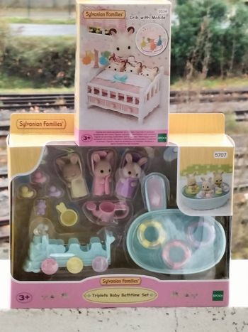 Les triplés lapin crème et accessoires de bain et le lit de bébé et mobile 