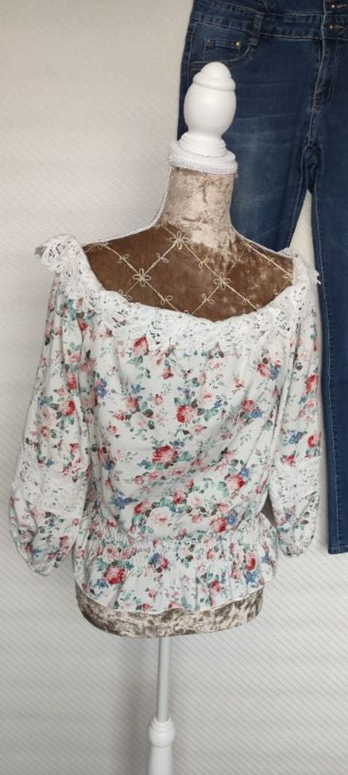 Blouse fleurie avec broderie niveau du col et bras