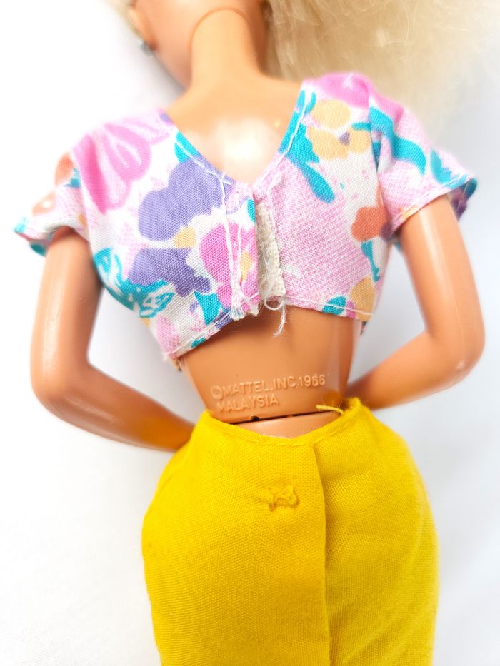 Poupée Barbie avec haut à motifs floraux et robe jaune - Mattel - photo numéro 8