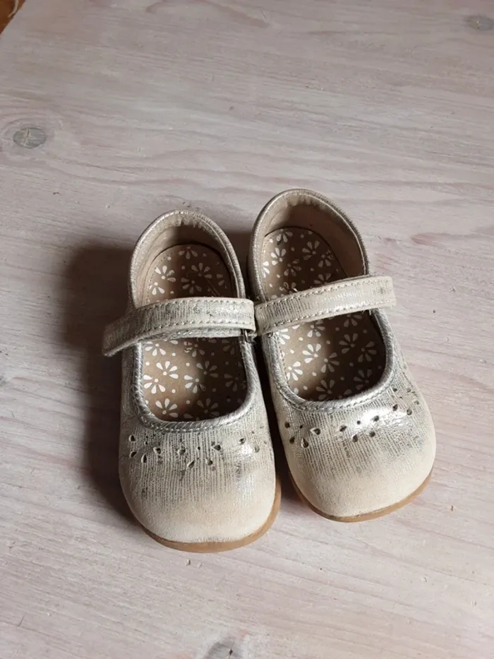 Chaussures sandales ballerines cuir T. 8 US (25 EU)