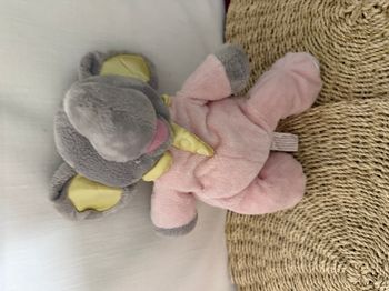 Peluche Éléphant Rose Gris Snuggie - Hochet Bébé