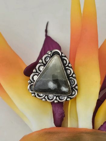 Bague avec sa plaque texturee en argent sterling 925 et sa pierre onyx vert