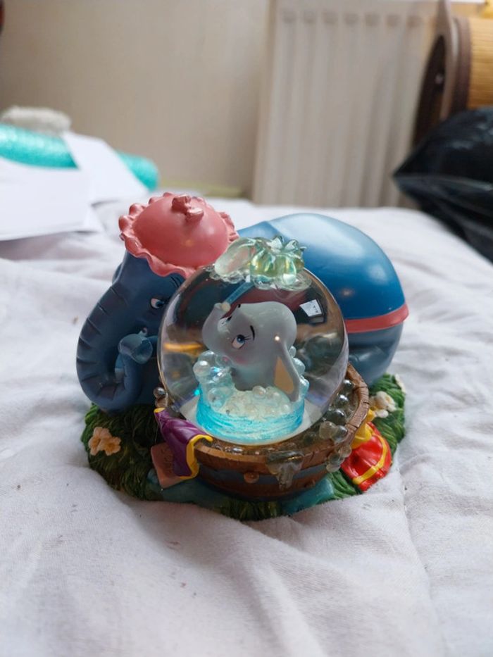 Snowglobe disney dumbo disneyland Paris - photo numéro 3