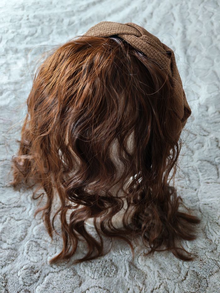 Serre tête avec demi perruque chatain ondulé synthétique - photo numéro 7