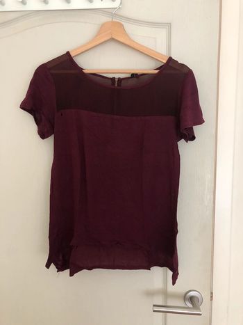 T-shirt bordeaux con trasparenza