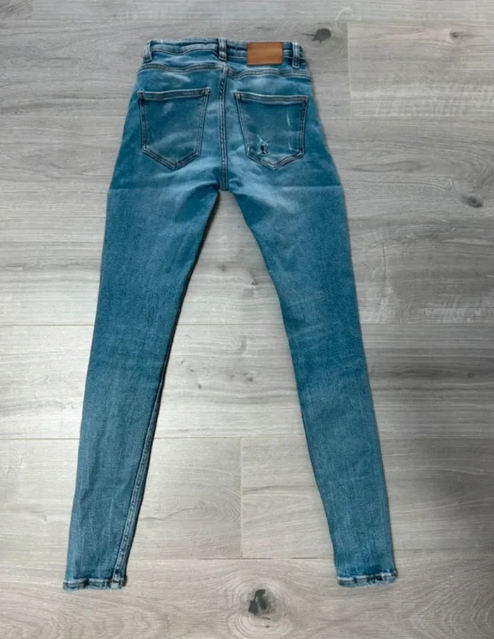 Jean troué Zara taille 34 - photo numéro 2