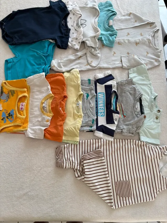Lot vêtements bébé garçon – Taille 6 mois (12 pièces)