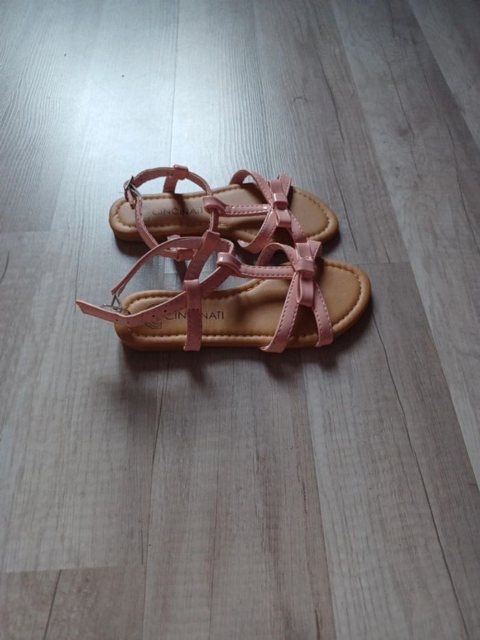 Très jolie sandales pour fille - photo numéro 2