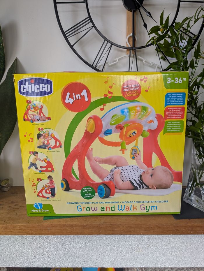 4 en 1 Arche éveil, table d'activité, trotteurs chicco grow and walk gym