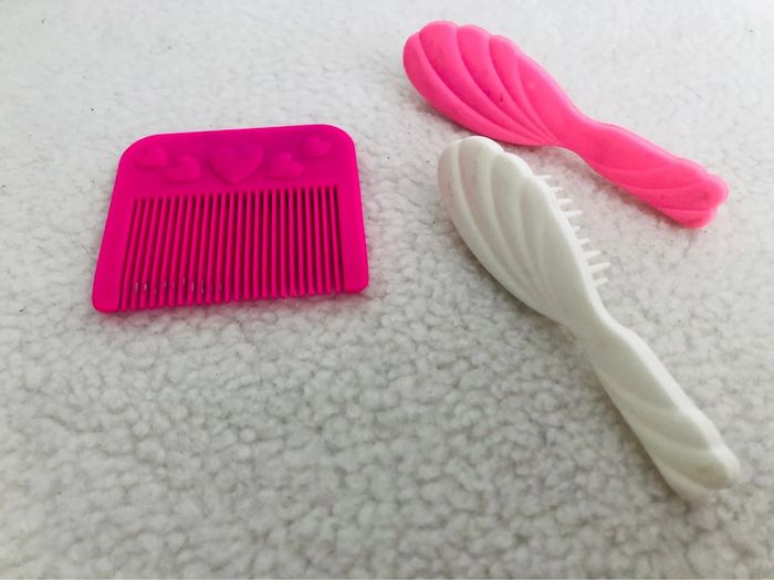 Lot 2 brosses et un peigne barbie