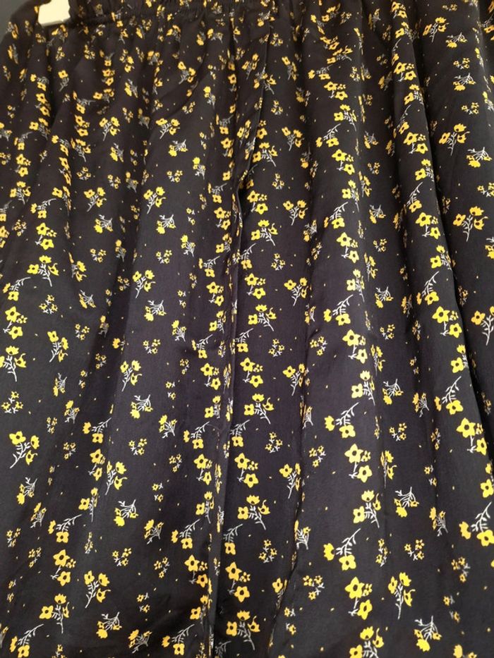 Blouse noir avec motif petites fleurs jaunes - photo numéro 4