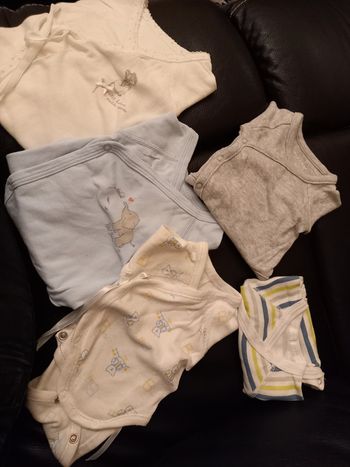 Lot de 5 bodys très bon état naissance