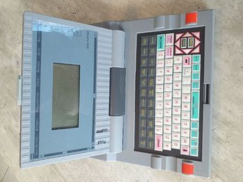 Ordinateur de jeu compact et parlant vintage