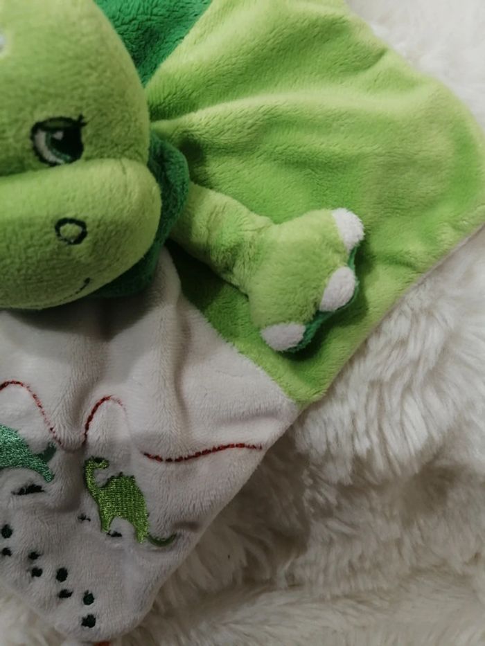Doudou plat dinosaure dragon vert blanc orange Simba toys Kiabi nicotoy - photo numéro 4