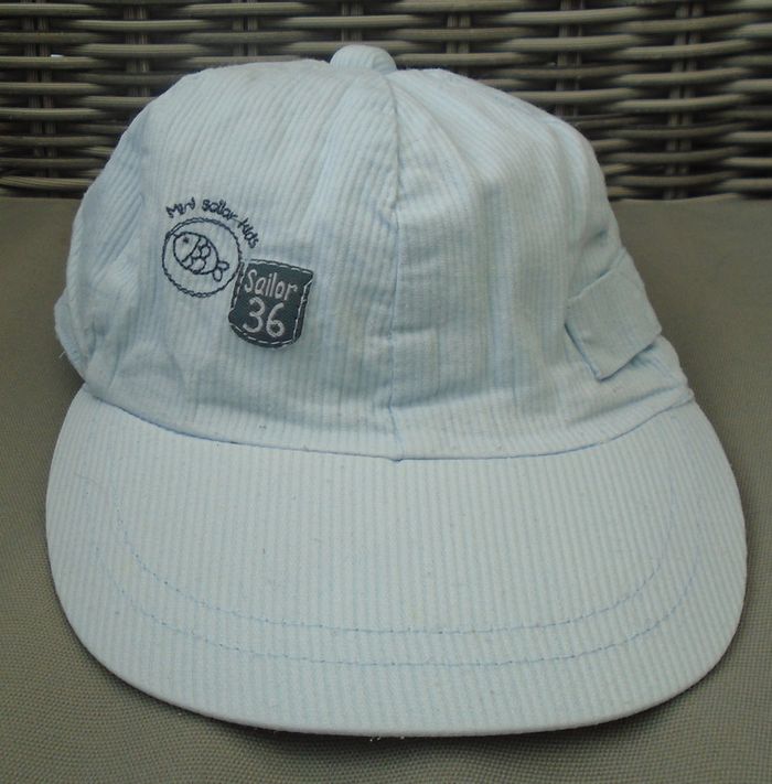 Jolie casquette bleu blanc garçon T47