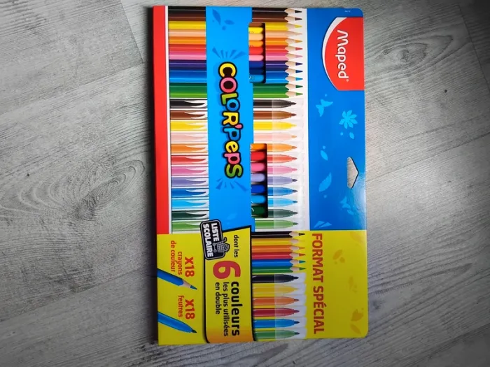 Lot 18 crayons de couleurs + 18 feutres