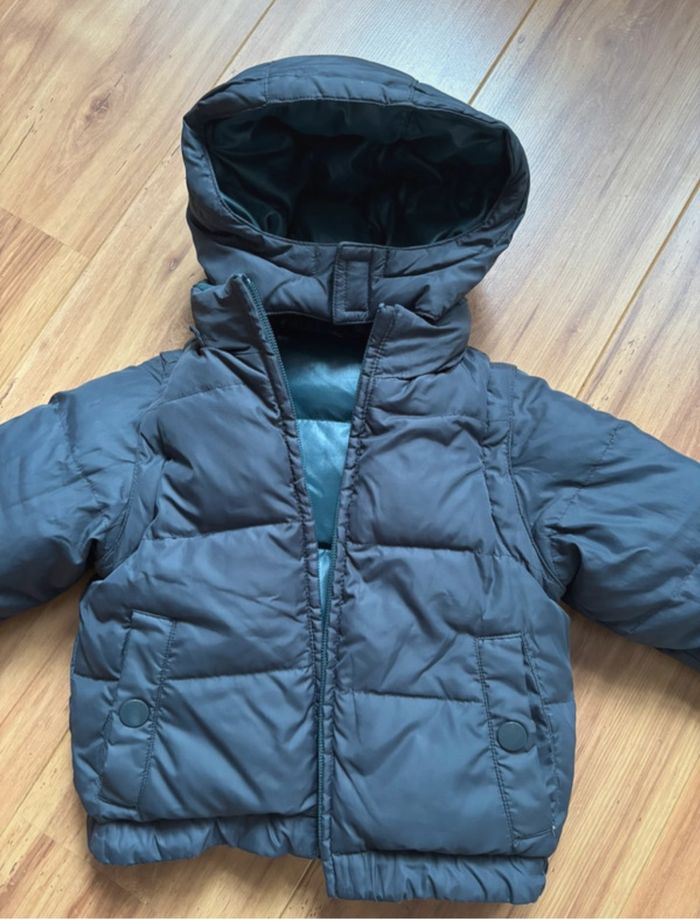 Neuf Doudoune réversible verte et marine manches amovibles/ Benetton / taille 1 an - 18 mois / 82 cm - photo numéro 10