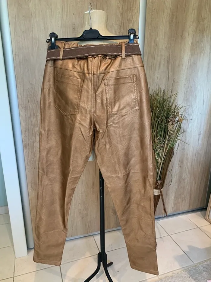 Joli pantalon cuivre simili cuir avec sa ceinture femme - photo numéro 4